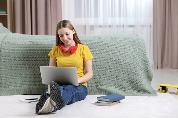Διαδικτυακή Μάθηση Εφηβική Κοπέλα Φορητό Υπολογιστή Κοντά Στο Κρεβάτι Στο — Φωτογραφία Αρχείου