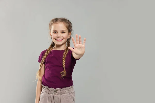 Ευτυχισμένο Κορίτσι Δίνοντας Κόλλα Πέντε Ανοιχτό Γκρι Φόντο Χώρος Για — Φωτογραφία Αρχείου