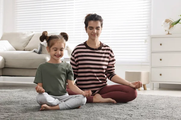 Junge Mutter Und Ihre Tochter Meditieren Gemeinsam Hause — Stockfoto