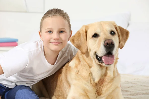 Criança Bonita Com Seu Labrador Retriever Cama Casa Adorável Animal — Fotografia de Stock