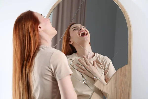 Problemas Mentales Mujer Joven Riendo Cerca Espejo Roto Interior —  Fotos de Stock