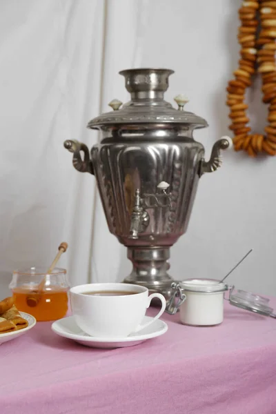 Vintage Samovar Cup Hot Drink Snacks Served Table Indoors Traditional — Stok fotoğraf