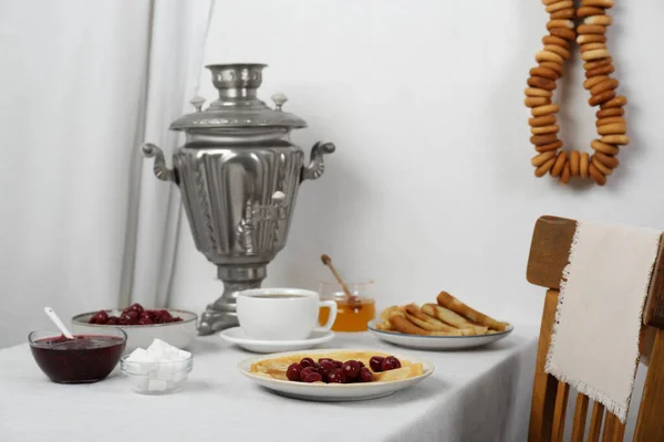 Vintage Samovar Cup Hot Drink Snacks Served Table Indoors Traditional — Fotografia de Stock