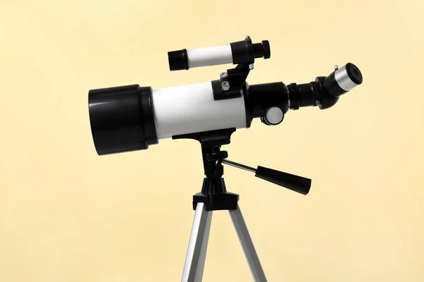 Tripod Modern Teleszkóppal Bézs Alapon Közelkép — Stock Fotó