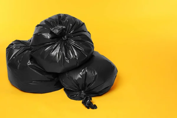 Sacos Lixo Cheios Lixo Fundo Laranja Espaço Para Texto — Fotografia de Stock