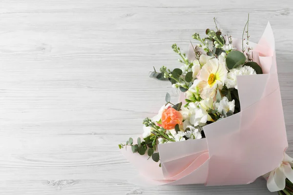 Μπουκέτο Όμορφα Λουλούδια Λευκό Ξύλινο Τραπέζι Πάνω Όψη Χώρος Για — Φωτογραφία Αρχείου