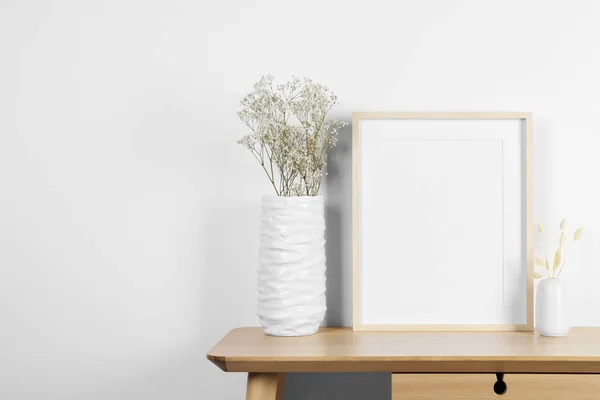 空の写真フレーム 乾燥した装飾的なスパイクと木製のテーブルの上にジプシーの花を持つ花瓶 デザインのためのモックアップ — ストック写真