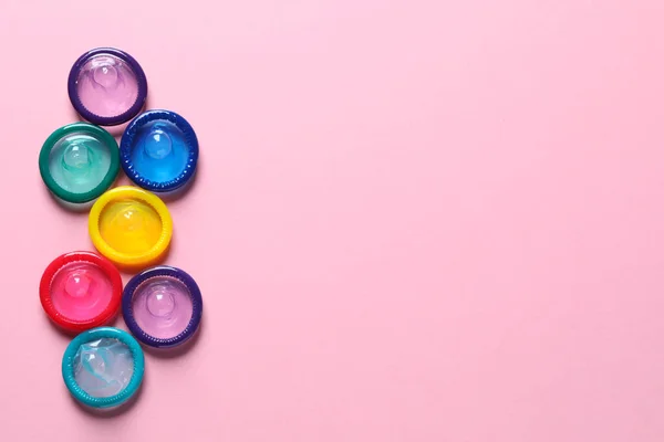 Barevné Kondomy Růžovém Pozadí Plochý Ležel Mezera Pro Text — Stock fotografie