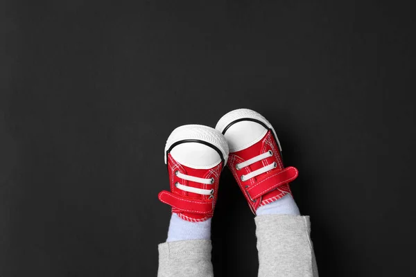 Μικρό Παιδί Κομψό Κόκκινο Gumshoes Μαύρο Φόντο Top View — Φωτογραφία Αρχείου