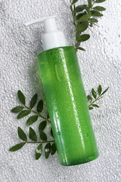 Μπουκάλι Καθαριστικό Προσώπου Και Πράσινα Φύλλα Λευκό Τραπέζι Επίπεδο Lay — Φωτογραφία Αρχείου