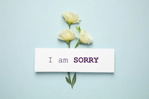 Przeprosiny Biała Kartka Frazą Jestem Przepraszam Piękne Kwiaty Eustoma Tle — Zdjęcie stockowe