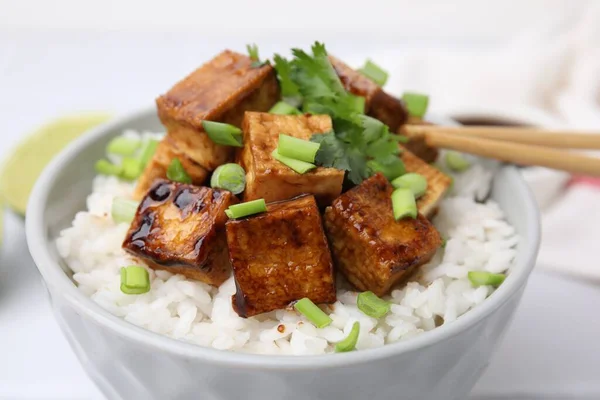 Tigela Arroz Com Tofu Frito Verdes Mesa Branca Close — Fotografia de Stock
