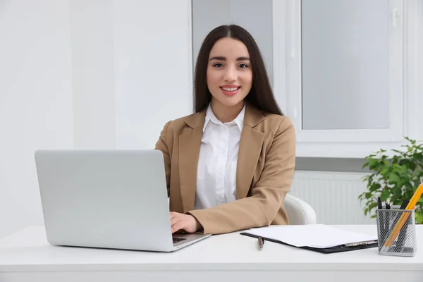 Молода Жінка Інтерн Працює Ноутбуком Столом Офісі — стокове фото