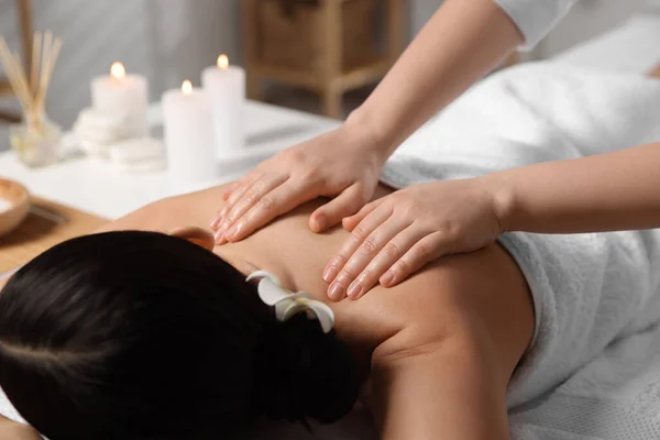 Beautiful Woman Receiving Back Massage Beauty Salon Closeup — Stock Photo, Image