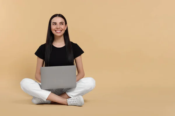 Mulher Feliz Com Laptop Sentado Fundo Bege Espaço Para Texto — Fotografia de Stock