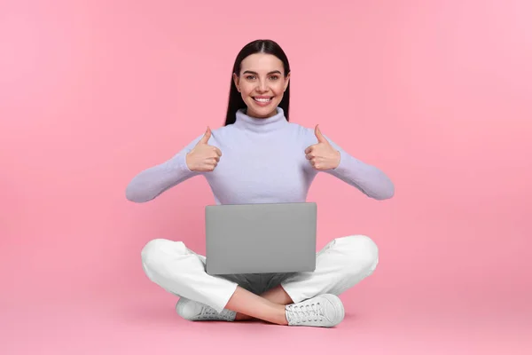 Ευτυχισμένη Γυναίκα Φορητό Υπολογιστή Δείχνει Τους Αντίχειρες Επάνω Ροζ Φόντο — Φωτογραφία Αρχείου