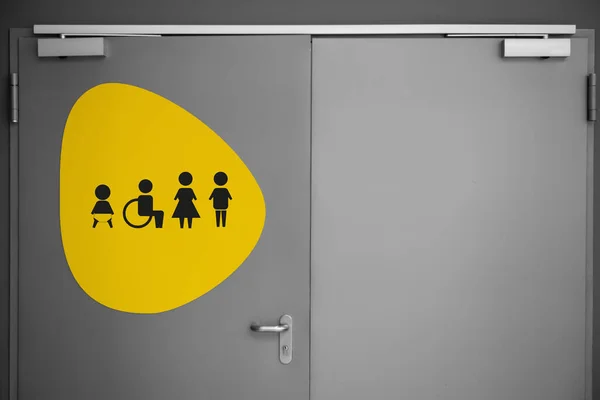 Общественный Туалетный Знак Символами Двери — стоковое фото