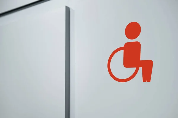 Особые Нужды Вывеска Общественного Туалета Белой Стене Символ Инвалидного Кресла — стоковое фото