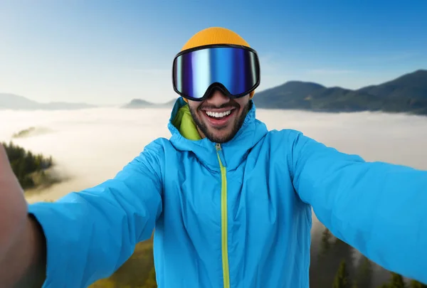 Jovem Sorridente Óculos Esqui Tirando Selfie Nas Montanhas — Fotografia de Stock