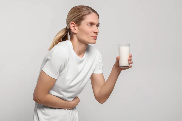 Kvinna Med Glas Mjölk Lider Laktosintolerans Vit Bakgrund — Stockfoto