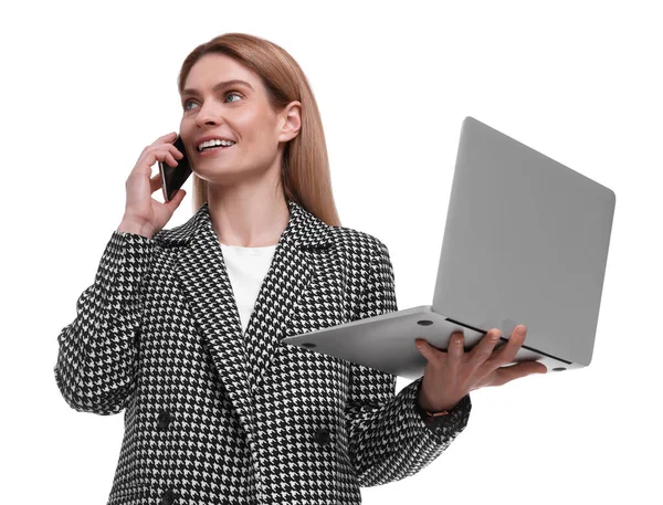 Schöne Glückliche Geschäftsfrau Mit Laptop Spricht Auf Smartphone Vor Weißem — Stockfoto