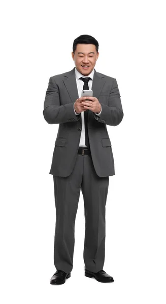 穿着西服的商人在白色背景下使用智能手机 — 图库照片