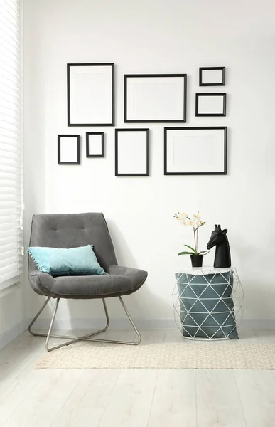 Elegante Interior Habitación Con Marcos Vacíos Colgando Pared Blanca Muebles —  Fotos de Stock