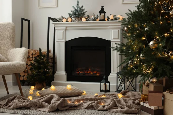 圣诞节装饰有壁炉的舒适房间 — 图库照片