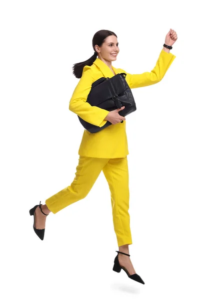 Sarı Takım Elbiseli Beyaz Arka Planda Atlayan Güzel Bir Kadını — Stok fotoğraf