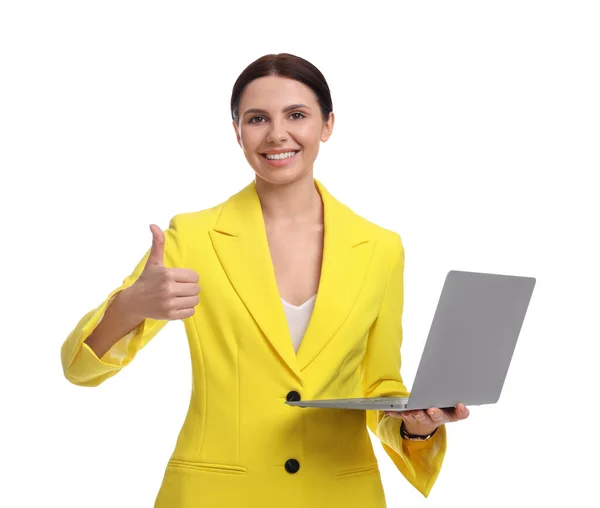 Όμορφη Ευτυχισμένη Επιχειρηματίας Κίτρινο Κοστούμι Φορητό Υπολογιστή Δείχνει Αντίχειρες Επάνω — Φωτογραφία Αρχείου