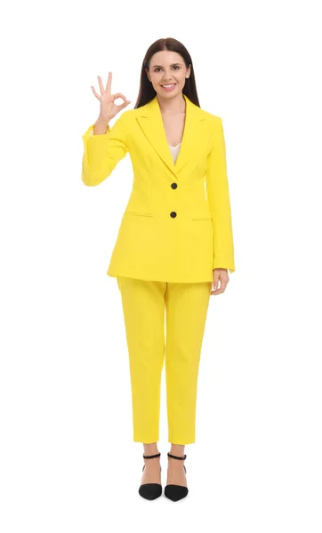 Schöne Glückliche Geschäftsfrau Gelben Anzug Zeigt Geste Auf Weißem Hintergrund — Stockfoto