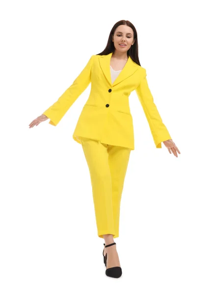 Sarı Takım Elbiseli Güzel Bir Kadını Beyaz Arka Planda Yürüyor — Stok fotoğraf