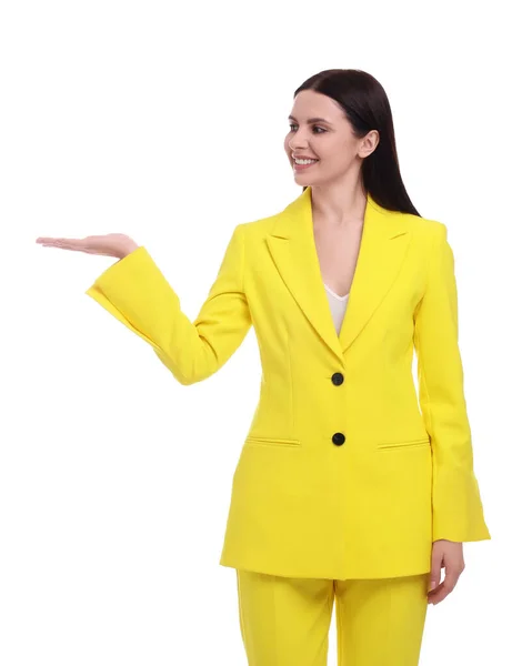 Όμορφη Επιχειρηματίας Κίτρινο Κοστούμι Που Δείχνει Κάτι Λευκό Φόντο — Φωτογραφία Αρχείου