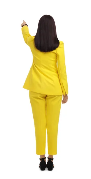 Sarı Takım Elbiseli Bir Kadını Beyaz Arka Planda Bir Şeye — Stok fotoğraf
