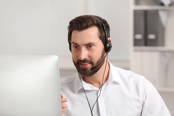 Operador Línea Directa Con Auriculares Trabajando Oficina —  Fotos de Stock