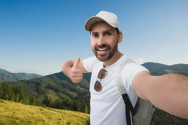 Uomo Sorridente Che Selfie Mostra Pollici Alto Montagna — Foto Stock