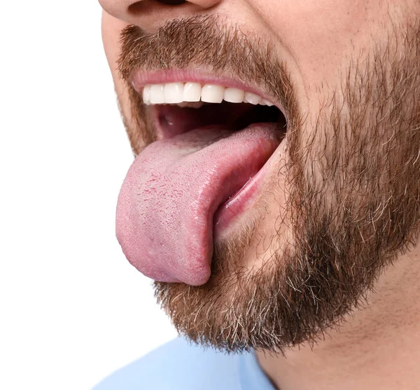 Mann Zeigt Seine Zunge Auf Weißem Hintergrund Nahaufnahme — Stockfoto
