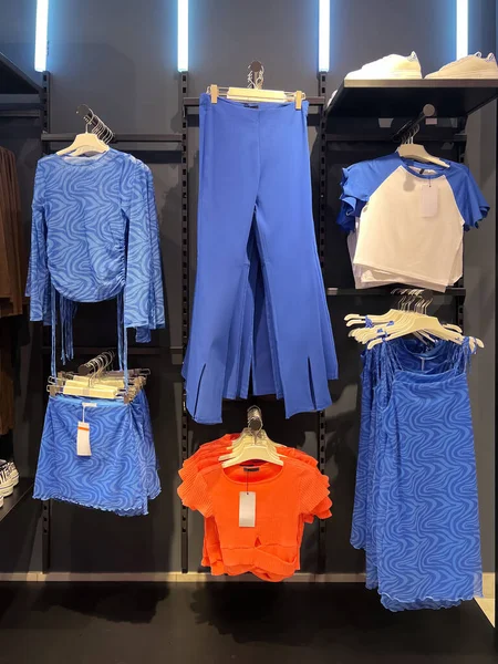 Farklı giysi ve ayakkabılarla moda mağazası.