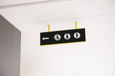 Sembollü umumi tuvalet işareti ve yönü gösteren ok
