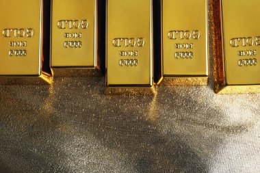 Parlak kumaş üzerinde bir sürü altın külçesi, düz yatak. Metin için boşluk