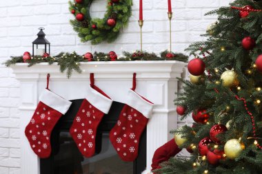 Noel için süslenmiş ağaç ve şömineli rahat bir oda. İç tasarım