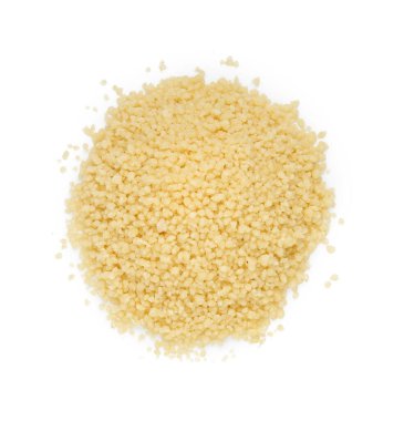 Beyaz arkaplanda ham kuskus yığını, üst görünüm