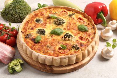 Lezzetli ev yapımı kiş ve malzemeler masada.