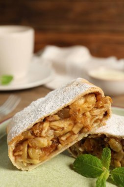 Elmalı, fındıklı ve kuru üzümlü lezzetli börek, yakın plan.
