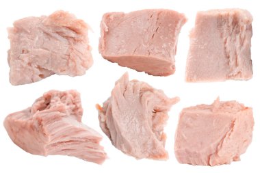 Beyaz arkaplanda konserve ton balığı parçaları olan kolaj