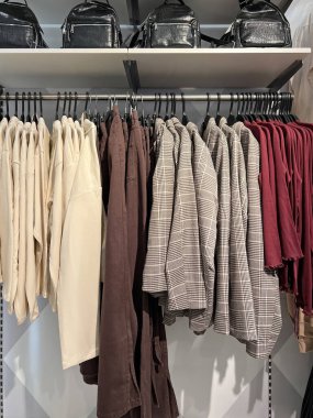 Farklı giysi ve aksesuarları olan moda mağazası.