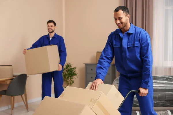 Male Movers Cardboard Boxes New House — Fotografia de Stock