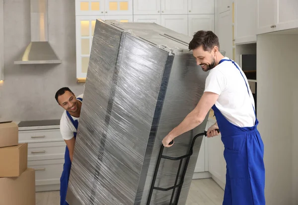 Homme Déménageurs Portant Réfrigérateur Dans Une Nouvelle Maison — Photo