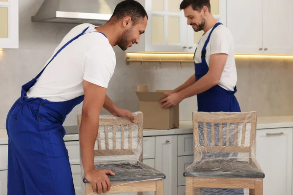 Male Movers Chairs New House — Stockfoto