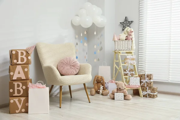 婴儿淋浴派对 时尚房间中的节日装饰 礼品盒和玩具 — 图库照片